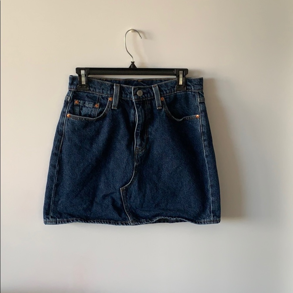 Classic Levi’s Dark/Medium Wash Miniskirt 28